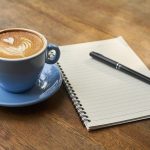 Café con notas de ideas